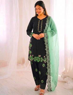 Black silk blend embroidered kurta set 2