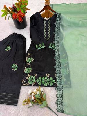 Black silk blend embroidered kurta set 4