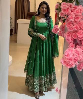 Dark-green silk blend embroidered flared gown set 2