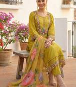 Women Floral Embroidered Thread Work Liva Kurta with Trousers & With Dupatta