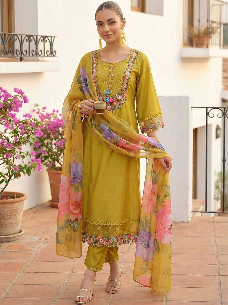 Women Floral Embroidered Thread Work Liva Kurta with Trousers & With Dupatta