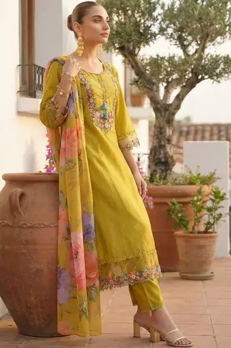 Women Floral Embroidered Thread Work Liva Kurta with Trousers & With Dupatta