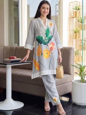 Women Floral Printed Kurta with Trousers 1