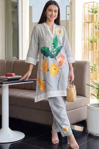 Women Floral Printed Kurta with Trousers