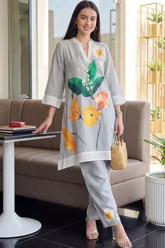 Women Floral Printed Kurta with Trousers