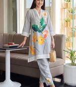 Women Floral Printed Kurta with Trousers