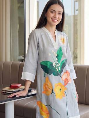 Women Floral Printed Kurta with Trousers 2