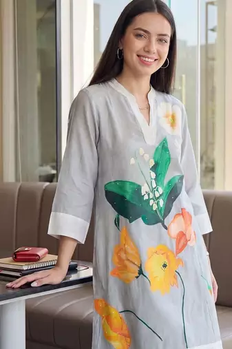 Women Floral Printed Kurta with Trousers