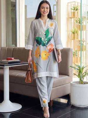 Women Floral Printed Kurta with Trousers 3
