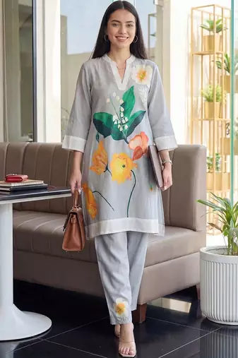 Women Floral Printed Kurta with Trousers