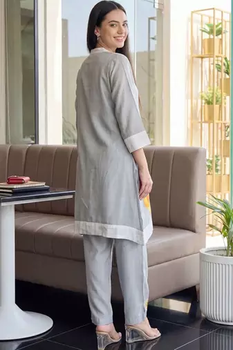 Women Floral Printed Kurta with Trousers