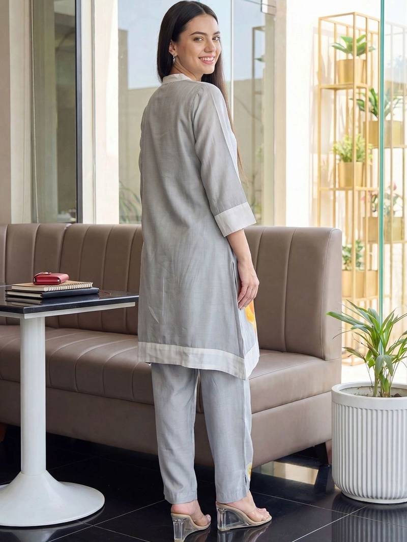 Women Floral Printed Kurta with Trousers