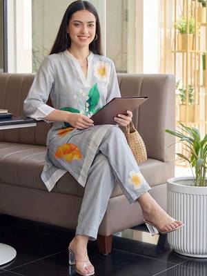 Women Floral Printed Kurta with Trousers 5