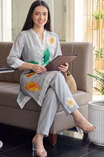 Women Floral Printed Kurta with Trousers