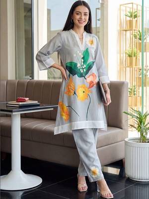 Women Floral Printed Kurta with Trousers 6