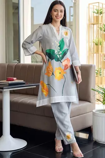 Women Floral Printed Kurta with Trousers
