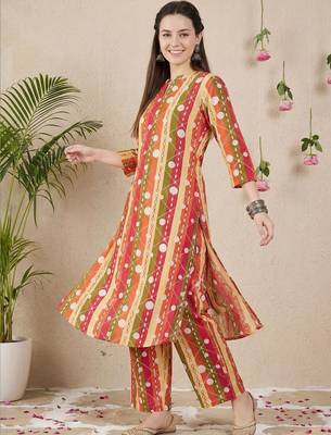 Women Printed Cotton Kurta with Trousers 1