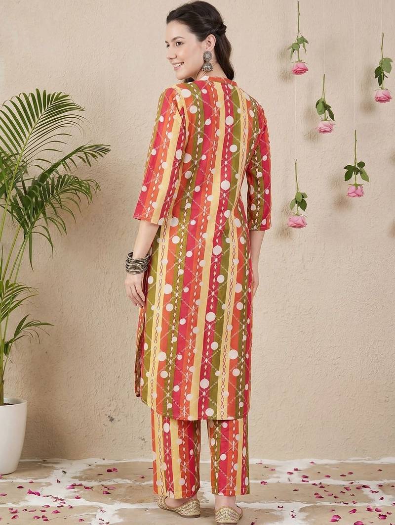 Women Printed Cotton Kurta with Trousers