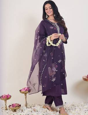 Floral Embroidered Straight Thread Work Kurta With Trousers & Dupatta 2