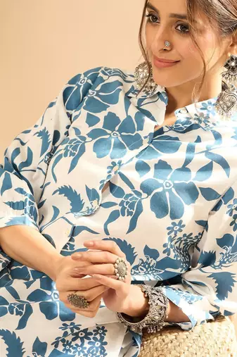 Women Floral Printed Kurta with Trousers