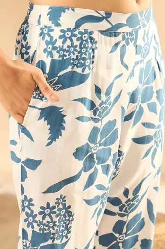 Women Floral Printed Kurta with Trousers