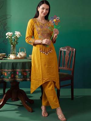 Women Ethnic Motifs Embroidered Thread Work Kurta with Trousers 1