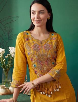 Women Ethnic Motifs Embroidered Thread Work Kurta with Trousers 2