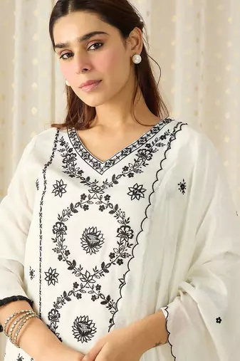 Women Floral Embroidered Thread Work Kurta With Trousers & Dupatta