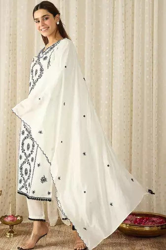 Women Floral Embroidered Thread Work Kurta With Trousers & Dupatta