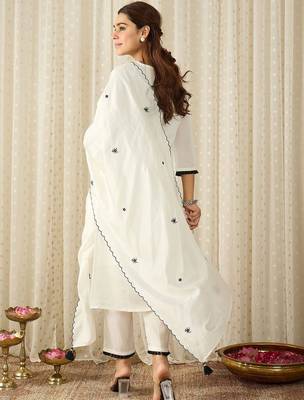 Women Floral Embroidered Thread Work Kurta With Trousers & Dupatta 4