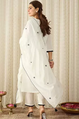 Women Floral Embroidered Thread Work Kurta With Trousers & Dupatta
