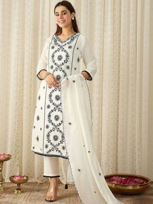 Women Floral Embroidered Thread Work Kurta With Trousers & Dupatta 5