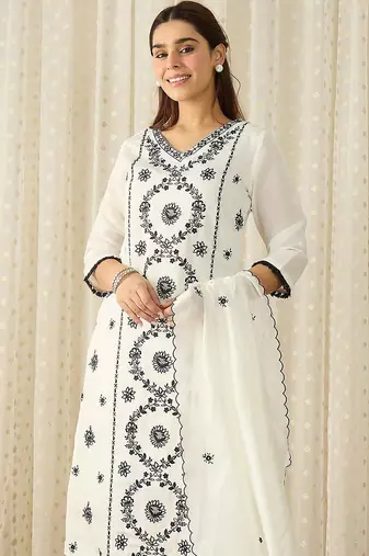 Women Floral Embroidered Thread Work Kurta With Trousers & Dupatta