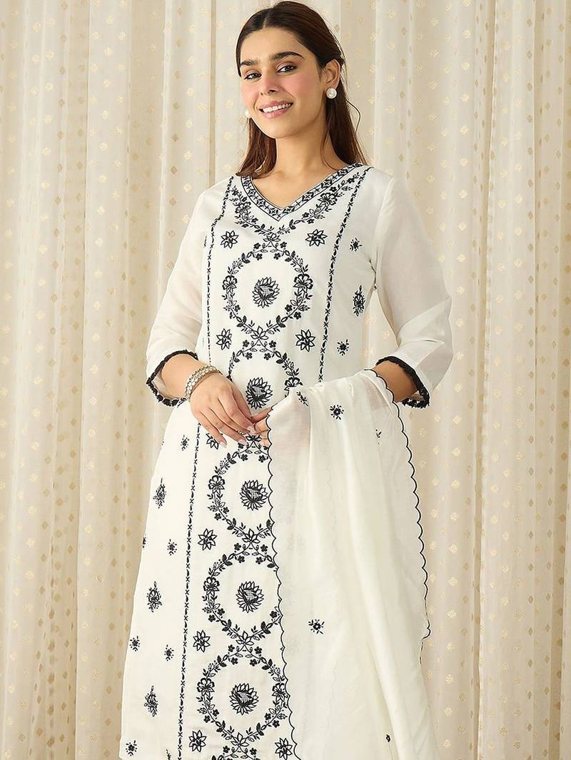 Women Floral Embroidered Thread Work Kurta With Trousers & Dupatta