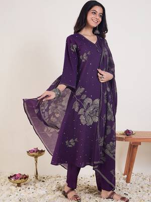 Women Floral Printed Cotton Kurta with Trousers & With Dupatta 2