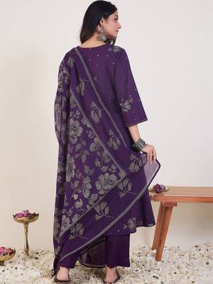 Women Floral Printed Cotton Kurta with Trousers & With Dupatta 3