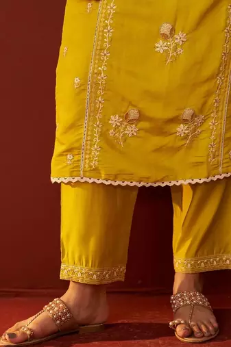 Women Ethnic Motifs Embroidered Thread Work Kurta with Trousers & With Dupatta