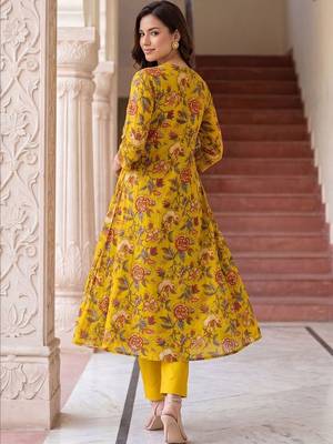 Women Floral Printed Pleated Cotton Kurta with Trousers & With Dupatta 4
