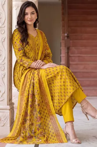 Women Floral Printed Pleated Cotton Kurta with Trousers & With Dupatta