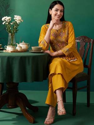 Women Ethnic Motifs Embroidered Thread Work Kurta with Trousers 1