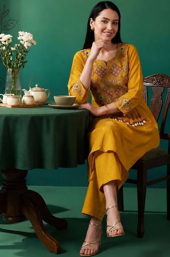 Women Ethnic Motifs Embroidered Thread Work Kurta with Trousers