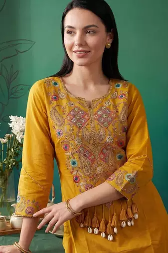 Women Ethnic Motifs Embroidered Thread Work Kurta with Trousers