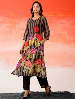 Women Floral Printed Beads and Stones Cotton Kurta with Trousers 2