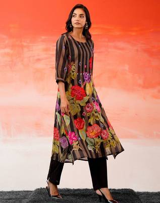 Women Floral Printed Beads and Stones Cotton Kurta with Trousers 3