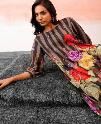 Women Floral Printed Beads and Stones Cotton Kurta with Trousers 4
