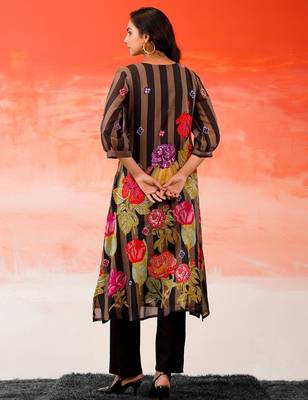 Women Floral Printed Beads and Stones Cotton Kurta with Trousers 5
