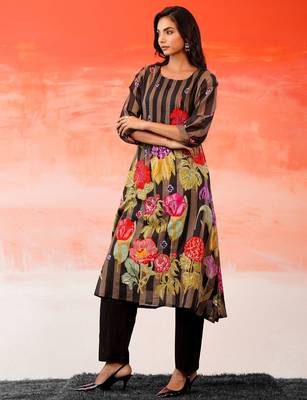 Women Floral Printed Beads and Stones Cotton Kurta with Trousers 6