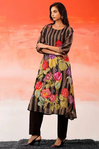 Women Floral Printed Beads and Stones Cotton Kurta with Trousers