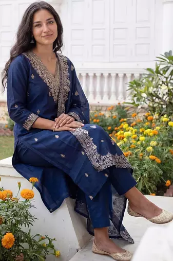 Women Ethnic Motifs Embroidered Thread Work Kurta with Trousers & With Dupatta