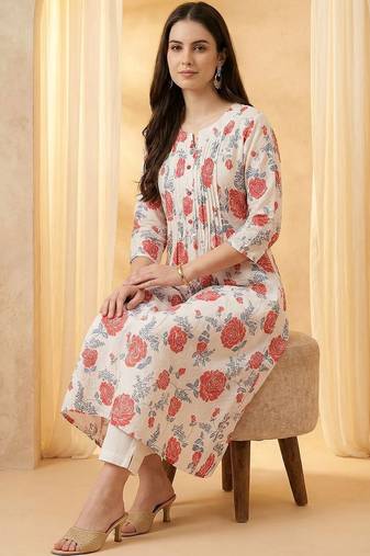 Women Floral Printed Pleated Cotton Kurta with Trousers